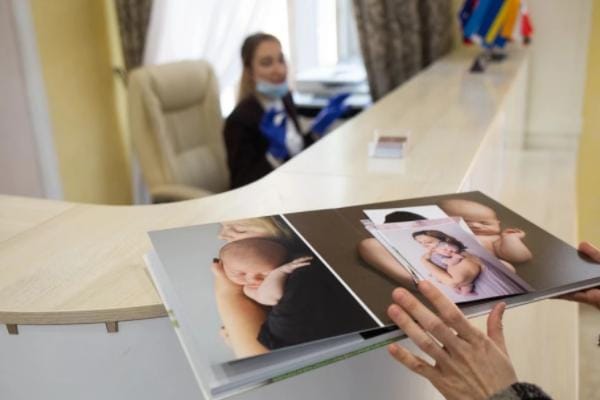 与代孕机构保持联系